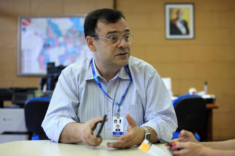 Um aplicativo através do qual se consegue acessar todos os serviços informatizados do Governo do Estado, de uma forma prática e interativa. Esse é o “Tá na Mão”, app que em breve será lançado pela
Empresa de Tecnologia da Informação e Comunicação do Estado do Pará ( Prodepa). Na foto, o presidente da Prodepa, Theo Pires.
FOTO: RODOLFO OLIVEIRA / AG. PARÁ
DATA: 30.03.2018
BELÉM - PARÁ <div class='credito_fotos'>Foto: Rodolfo Oliveira/Ag. Pará | <a href='/midias/2018/originais/3161ce87-e9d5-4d23-b3f8-feac5470cf5a.jpg' download><i class='fa-solid fa-download'></i> Download</a></div>
