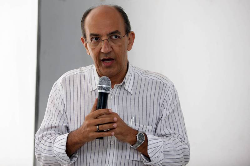 Trinta Conselhos Tutelares do Pará ganharam equipamentos para melhorar o atendimento e garantir os direitos das crianças e dos adolescentes no Estado em cerimônia realizada nesta quinta-feira (05) no auditório da Secretaria de Estado de Assistência Social, Trabalho, Emprego e Renda (Seaster). Durante a manhã foram entregues 39 kits para conselhos de 30 municípios. Cada kit é formado por veículo, geladeiras e computadores. Os veículos, entre carros e lanchas, darão infraestrutura de locomoção necessária e adequada para o desempenho das ações do órgão. Os equipamentos foram adquiridos pelo Governo do Pará por meio de emenda parlamentar do deputado Arnaldo Jordy (foto) e ajudarão a equipar e reestruturar a rede do Sistema de Garantia de Diretos da Criança e do Adolescente do Estado. Ao todo foram entregues 37 carros, duas lanchas, 39 geladeiras e 78 computadores.
FOTO: SIDNEY OLIVEIRA / AG. PARÁ
DATA: 05.07.2018
BELÉM - PARÁ <div class='credito_fotos'>Foto: Sidney Oliveira/Ag. Pará | <a href='/midias/2018/originais/3171d2e1-22e2-40ef-ad20-f329972b22b2.jpg' download><i class='fa-solid fa-download'></i> Download</a></div>