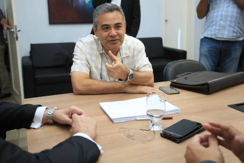 O Governo do Estado do Pará iniciou, nesta terça-feira (6), a transição da administração ao futuro governo. Na sede da Procuradoria Geral do Estado, o Procurador-geral, Ophir Cavalcante Júnior e o Auditor-geral do Estado, Roberto Amoras, receberam o ex-deputado Parsifal Pontes (foto), coordenador da quipe de transição do governador eleito, Hélder Barbalho.
FOTO: THIAGO GOMES / AG. PARÁ
DATA: 06.11.2018
BELÉM - PARÁ <div class='credito_fotos'>Foto: Thiago Gomes /Ag. Pará | <a href='/midias/2018/originais/3173206f-6796-42c4-9d57-d94a9086165c.jpg' download><i class='fa-solid fa-download'></i> Download</a></div>