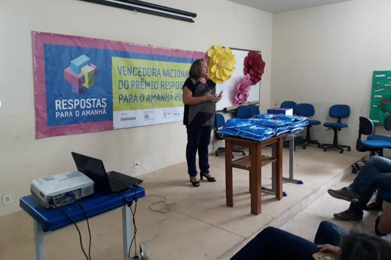 O compromisso ambiental e a dedicação de estudantes da Escola de Ensino Técnico do Estado do Pará (Eetepa) do município de Paragominas, no sudeste do Estado, ganharam reconhecimento nacional. O projeto "Igarapé Verde: Um enfoque interdisciplinar para a revitalização do igarapé em Paragominas”, que mobiliza alunos da instituição, foi premiado no concurso nacional “Respostas para o Amanhã”, promovido pela multinacional Samsung em parceria com o Centro de Estudos e Pesquisas em Educação, Cultura e Ação Comunitária (Cenpec). O projeto, desenvolvido pela escola desde novembro de 2016, foi submetido ao concurso em 2017, concorrendo com mais de 1.370 projetos inscritos, e envolvendo 42 mil alunos, orientados por mil professores de escolas públicas do País. A iniciativa da escola paraense foi premiada pelo júri técnico, entre os cinco vencedores em nível nacional.
FOTO: ASCOM / SEDUC
DATA: 23.02.2018
PARAGOMINAS - PARÁ <div class='credito_fotos'>Foto: ASCOM SEDUC | <a href='/midias/2018/originais/317f3be8-c6f5-41b0-9706-3f0b4e6d9246.jpg' download><i class='fa-solid fa-download'></i> Download</a></div>