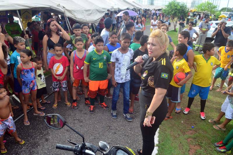 Uma tarde para não sair da memória de centenas de crianças que participaram na tarde desta sexta-feira, 7, do Natal com Segurança promovido pela Secretaria de Estado de Segurança Pública e Defesa Social (Segup). Com olhos atentos para o céu, meninos e meninas receberam com emoção o delegado de polícia que se tornou Papai Noel por um dia. Ele chegou ao Portal da Amazônia em um helicóptero do Grupamento Aéreo de Segurança Pública (Graesp) causando emoção aos presentes. Na foto, a diretora de Prevenção da Segup, Sílvia Rego.

FOTO: ELIELSON MODESTO / ASCOM SUSIPE
DATA: 08.12.2018
BELÉM - PARÁ <div class='credito_fotos'>Foto: Elielson Modesto / Ascom Segup   |   <a href='/midias/2018/originais/317ffaa0-0b5e-44f6-8435-b1501dc3bde7.jpg' download><i class='fa-solid fa-download'></i> Download</a></div>