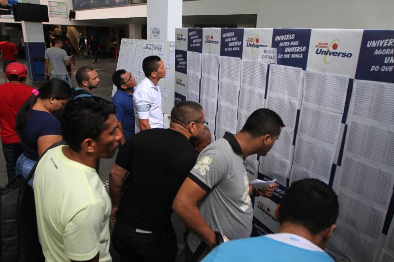 Um total de 9011 candidatos fizeram as provas para concorrer a 500 vagas para agente prisional da Superintendência do Sistema Penitenciário do Estado (Susipe), neste domingo, 18. No total, 11.835 candidatos estavam inscritos para o concurso, que é o primeiro da instituição para o cargo.
FOTO: CRISTINO MARTINS / AG. PARÁ
DATA: 18.03.2018
BELÉM - PARÁ <div class='credito_fotos'>Foto: Cristino Martins/Ag. Pará | <a href='/midias/2018/originais/31815b2d-8050-407d-8e42-eba6976080b9.jpg' download><i class='fa-solid fa-download'></i> Download</a></div>