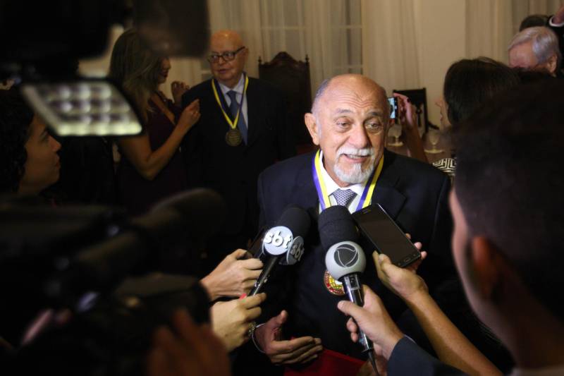 O governador Simão Jatene (foto) foi homenageado pela Associação do Corpo Consular no Estado do Pará (ACCP) com a Comenda do Mérito Consular João Clemente Baena Soares. A maior honraria da entidade foi entregue na noite desta quinta-feira (22), no salão nobre do prédio sede da Associação Comercial do Pará (ACP), em Belém.
FOTO: IGOR BRANDÃO / AG. PARÁ
DATA: 22.02.2018
BELÉM - PARÁ <div class='credito_fotos'>Foto: IGOR BRANDÃO / AG. PARÁ | <a href='/midias/2018/originais/318b0c2f-06a3-43bb-9a08-c522500b18ae.jpg' download><i class='fa-solid fa-download'></i> Download</a></div>