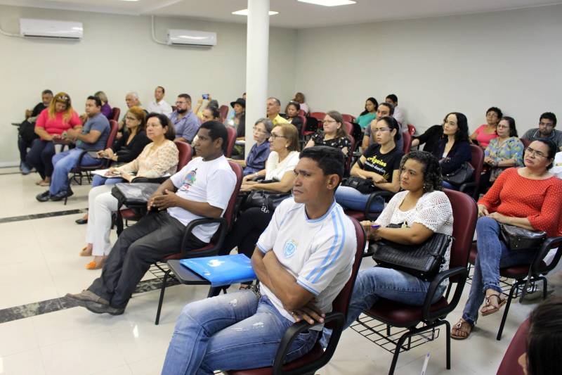 Disseminar conhecimento para transformação da realidade social das comunidades, essa é a missão da Incubadora de Projetos Sociais da Universidade Federal do Pará (UFPA), que esteve na manhã dessa quarta-feira, 30, no auditório da Casa Civil, em Belém, para o lançamento do projeto “Bate-Papo com o terceiro setor”, promovido pelo Núcleo de Articulação e Cidadania (NAC) do Estado.

FOTO: RUAN MORAES / ASCOM NAC
DATA: 30.05.2018
BELÉM - PARÁ <div class='credito_fotos'>Foto: RUAN MORAES / ASCOM NAC   |   <a href='/midias/2018/originais/3192c910-5d5f-4808-aed9-8bd9c48f3316.jpg' download><i class='fa-solid fa-download'></i> Download</a></div>