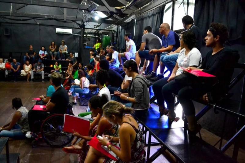 Este ano o Laboratório de Aperfeiçoamento, promovido pela Fundação Cultural do Pará (FCP) nas Oficinas Curro Velho, traz reflexões e práticas em diversidade voltadas para instrutores e futuros instrutores de artes cênicas. A programação, que terá três palestrantes, encerra nesta quinta-feira (8), com mesa redonda e atividades práticas.
FOTO: ASCOM FCP
DATA: 08.02.2018
BELÉM - PARÁ <div class='credito_fotos'>Foto: ASCOM FCP | <a href='/midias/2018/originais/31a191a6-14dc-4e3f-98dc-ae79dd0a7337.jpg' download><i class='fa-solid fa-download'></i> Download</a></div>