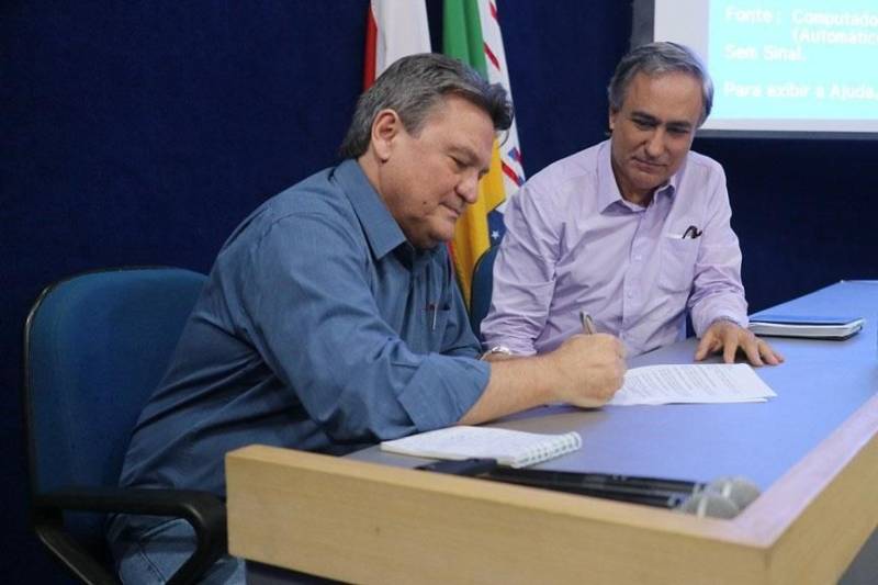 A última rodada do “I Encontro Estadual de Educação Profissional e Tecnológica” ocorreu em Belém, nesta terça-feira (26), e reuniu representantes de instituições públicas e privadas, entidades de classe, associações, professores e estudantes. O evento aborda a qualificação profissional nas regiões de integração Guajará, Guamá e Tocantins. O titular da Secretaria de Ciência, Tecnologia e Educação Profissional e Tecnológica (Sectet), Alex Fiúza de Mello, explicou a importância do encontro. “Na medida em que as parcerias crescem e a credibilidade se torna uma cultura de relacionamento entre os diversos atores sociais envolvidos no processo, o Pará Profissional passa a ser um patrimônio da sociedade, assim se constitui um programa de Estado e todos os governos que se sucederem terão que desenvolver o Programa”. Na foto, o o Secretário Municipal de Mineração, Indústria, Comércio, Ciência e Tecnologia, Ricardo Pugliesi (e) e o titular da Secretaria de Ciência, Tecnologia e Educação Profissional e Tecnológica (Sectet), Alex Fiúza de Mello (d).
FOTO: ASCOM / SECTET
DATA: 26.06.2018
BELÉM - PARÁ <div class='credito_fotos'>Foto: Ascom Sectet | <a href='/midias/2018/originais/31aca147-cef5-4881-98b1-4799937bac59.jpg' download><i class='fa-solid fa-download'></i> Download</a></div>