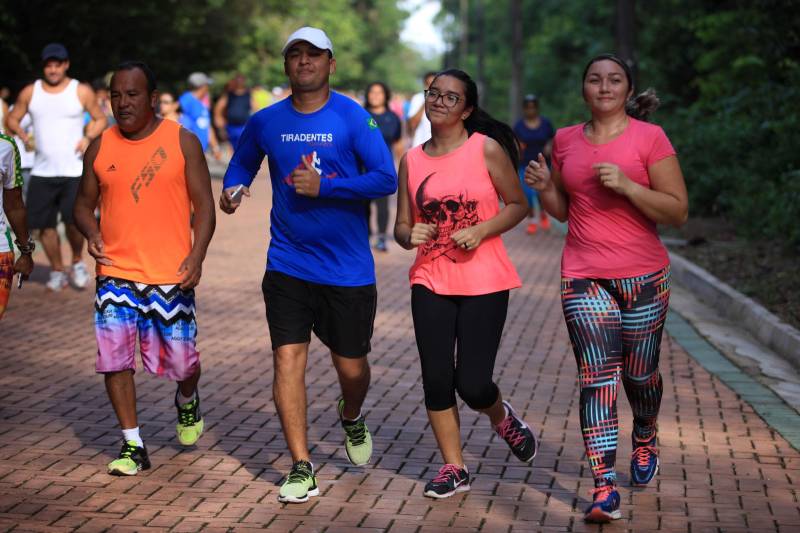Uma reabertura feita a milhares de mãos. A fita inaugural colocada no inicio da trilha principal do Parque do Utinga foi rompida por mais de cinco mil pessoas ansiosas pelo inicio da caminhada, marcando o segundo dia da programação de reabertura do mais novo espaço paraense de lazer e interatividade com a natureza.
FOTO: MÁCIO FERREIRA / AG. PARÁ
DATA: 17.03.2018
BELÉM - PARÁ <div class='credito_fotos'>Foto: MÁCIO FERREIRA/ AG. PARÁ | <a href='/midias/2018/originais/31ad45d1-3066-44cb-a2c6-098456bd5249.jpg' download><i class='fa-solid fa-download'></i> Download</a></div>