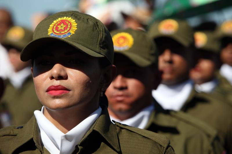 A cerimônia de formatura dos novos praças da Polícia Militar ocorreu na manhã desta segunda-feira (9), simultaneamente, em Belém e outros seis municípios paraenses: Santa Izabel, Castanhal, Barcarena, Capanema, Bragança e Tucuruí. Em Parauapebas, Marabá, Breves, Soure e Conceição do Araguaia, a formatura será celebrada na quinta-feira, dia 12. Na sexta-feira, dia 13, é a vez de Santarém, Altamira, Paragominas e Itaituba. O governador Simão Jatene presidiu a cerimônia de formatura no Portal da Amazônia, bairro da Cidade Velha, em Belém. Milhares de familiares dos formandos lotaram o espaço para entregar aos novos policiais militares seus diplomas de conclusão de curso.
FOTO: SIDNEY OLIVEIRA / AG. PARÁ
DATA: 09.07.2018
BELÉM - PARÁ <div class='credito_fotos'>Foto: Sidney Oliveira/Ag. Pará | <a href='/midias/2018/originais/31b7dca1-c1e3-486e-b4cd-9e4f66bddfaf.jpg' download><i class='fa-solid fa-download'></i> Download</a></div>