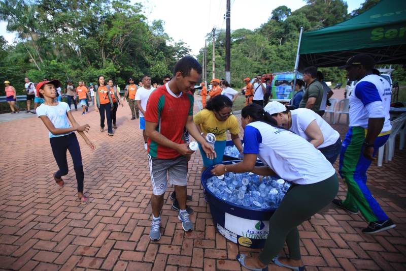 Uma reabertura feita a milhares de mãos. A fita inaugural colocada no inicio da trilha principal do Parque do Utinga foi rompida por mais de cinco mil pessoas ansiosas pelo inicio da caminhada, marcando o segundo dia da programação de reabertura do mais novo espaço paraense de lazer e interatividade com a natureza.
FOTO: MÁCIO FERREIRA / AG. PARÁ
DATA: 17.03.2018
BELÉM - PARÁ <div class='credito_fotos'>Foto: MÁCIO FERREIRA/ AG. PARÁ | <a href='/midias/2018/originais/31ba7601-691b-447e-976f-c959e690a8e0.jpg' download><i class='fa-solid fa-download'></i> Download</a></div>