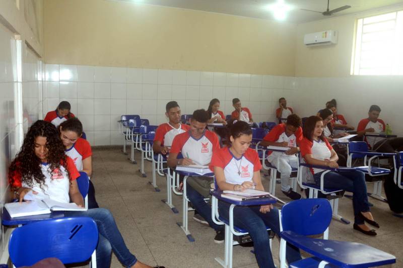A paralisação deflagrada na manhã desta quarta-feira (2) pelo Sindicato dos Professores em Educação Pública não impediu que quase 98% das escolas estaduais funcionassem normalmente em todo o Estado, conforme levantamento parcial feito pela Secretaria de Educação (Seduc). De 869 escolas no interior e 348 localizadas na Região Metropolitana de Belém, apenas cerca de 2% suspenderam as aulas, apontam os números parciais. Das escolas sob jurisdição das 18 Unidades Seduc na Escola (Uses), 239 funcionaram normalmente pela manhã. Apenas 25 paralisaram parcialmente e 17 suspenderam as aulas. No interior, 580 suspenderam suas atividades parcialmente, e sete não funcionaram. Na foto, funcionamento na escola Magalhães Barata.
FOTO: ELISEU DIAS / ASCOM SEDUC
DATA: 02.05.2018
BELÉM - PARÁ <div class='credito_fotos'>Foto: Eliseu Dias / Ascom Seduc | <a href='/midias/2018/originais/31c0dc06-8e1a-4b29-a5b8-ecdfe6d03659.jpg' download><i class='fa-solid fa-download'></i> Download</a></div>