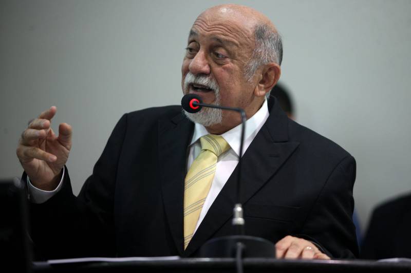 O governador Simão Jatene (foto) entregou, na manhã desta terça-feira (6), a "Mensagem Governamental do Pará à Assembleia Legislativa 2018", em sessão especial que abriu os trabalhos da Casa no exercício 2018. A leitura do documento destacou os principais resultados alcançados pelo governo no ano anterior e fez prognósticos de obras e serviços previstos para este ano.
FOTO: ANTONIO SILVA / AG. PARÁ
DATA: 06.02.2018
BELÉM - PARÁ <div class='credito_fotos'>Foto: Antônio Silva/Ag. Pará | <a href='/midias/2018/originais/31c779d5-3091-4ccf-b981-c2c2da4ff9e9.jpg' download><i class='fa-solid fa-download'></i> Download</a></div>