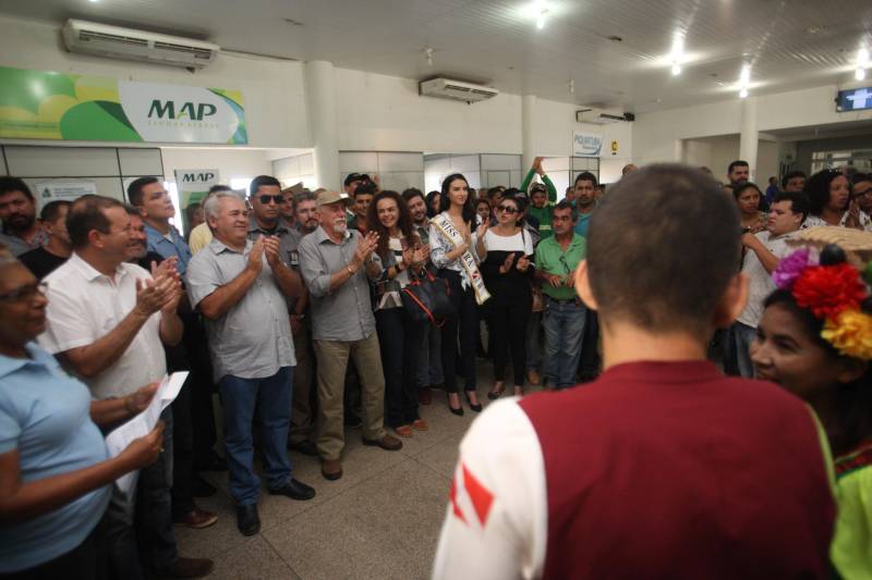 O município de Itaituba, localizado a cerca de 1,3 mil quilômetros de Belém, no sudoeste do Pará, recebeu agenda do Governo do Estado nesta terça-feira (3). O governador Simão Jatene (foto) visita uma série de obras no município, entre elas a da escola com 12 salas de aula que está sendo construída no distrito de Miritituba e do Hospital Regional Público do Tapajós. A comitiva governamental fará inspeção ainda nas obras do novo sistema de abastecimento e tratamento de água da Companhia de Saneamento do Pará (Cosanpa).
FOTO: MARCELO LELIS / AG. PARÁ
DATA: 03.07.2018
ITAITUBA - PARÁ <div class='credito_fotos'>Foto: Marcelo Lelis / Ag. Pará | <a href='/midias/2018/originais/31ceaa3b-197d-4d8d-b584-63b7cbe67188.jpg' download><i class='fa-solid fa-download'></i> Download</a></div>