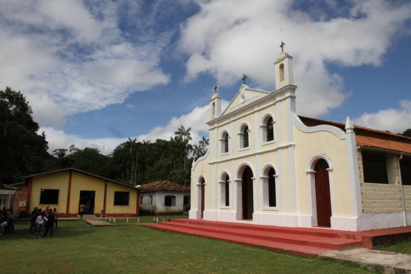 Cento e dezoito famílias da comunidade quilombola do Caeté (foto), no município de Abaetetuba, no nordeste do Estado, foram beneficiadas com um título coletivo de terra. Com o documento, o Governo do Estado, por meio do Instituto de Terras do Pará (Iterpa), reconhece o direito de uma população que há décadas ocupa e trabalha na área. A cerimônia de entrega ocorreu na manhã deste sábado (24), no Centro Comunitário, e contou com a participação do governador Simão Jatene. A área titulada corresponde a cerca de 1.400 hectares. Agora, devidamente respaldadas, as famílias poderão ter acesso a empréstimos, políticas públicas, entre outros benefícios que possibilitam o desenvolvimento da sua produção e a continuidade de suas tradições. “Com o documento de terra a comunidade passa a ter segurança jurídica e acesso a créditos, financiamentos e outros benefícios que antes não lhes era permitido. Além disso, agora eles poderão produzir com mais segurança, mantendo a terra entre as futuras gerações”, afirmou o governador Simão Jatene.
FOTO: CRISTINO MARTINS / AG. PARÁ
DATA: 24.03.2018
ABAETETUBA - PARÁ
<div class='credito_fotos'>Foto: Cristino Martins/Ag. Pará | <a href='/midias/2018/originais/31cfa91f-6278-44f1-aef5-1e357bfa09e8.jpg' download><i class='fa-solid fa-download'></i> Download</a></div>