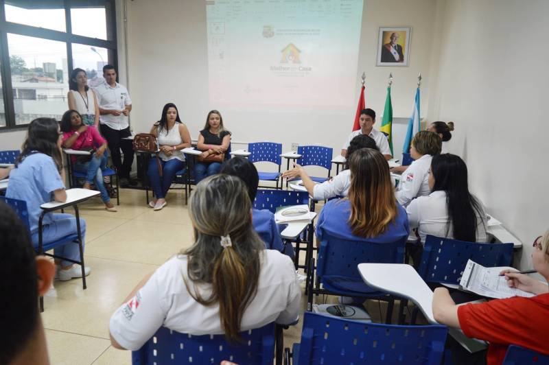 onceito que prioriza o tratamento domiciliar do paciente em condições de receber cuidados em casa, a desospitalização foi tema de uma roda de conversa nesta terça-feira (19), entre profissionais da assistência no Hospital Metropolitano de Urgência e Emergência (HMUE), localizado em Ananindeua, município da Região Metropolitana de Belém, e representantes do Programa Melhor em Casa, durante a programação da III Semana Multiprofissional e a XII Semana de Enfermagem da unidade.
FOTO: ASCOM HMUE
DATA: 19.06.2018
ANANINDEUA - PARÁ <div class='credito_fotos'>Foto: ASCOM HMUE | <a href='/midias/2018/originais/31d12449-df51-479d-919e-7ac3dc882b0c.jpg' download><i class='fa-solid fa-download'></i> Download</a></div>
