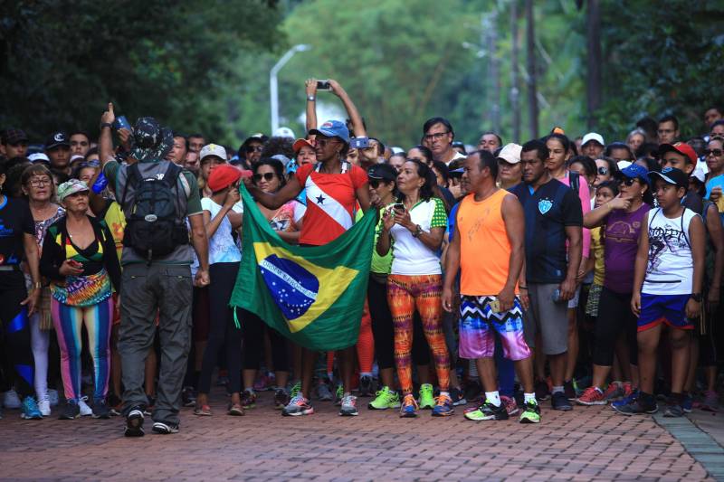 Uma reabertura feita a milhares de mãos. A fita inaugural colocada no inicio da trilha principal do Parque do Utinga foi rompida por mais de cinco mil pessoas ansiosas pelo inicio da caminhada, marcando o segundo dia da programação de reabertura do mais novo espaço paraense de lazer e interatividade com a natureza.
FOTO: MÁCIO FERREIRA / AG. PARÁ
DATA: 17.03.2018
BELÉM - PARÁ <div class='credito_fotos'>Foto: MÁCIO FERREIRA/ AG. PARÁ | <a href='/midias/2018/originais/31d22e26-e580-4483-b281-ee9e9e75b967.jpg' download><i class='fa-solid fa-download'></i> Download</a></div>