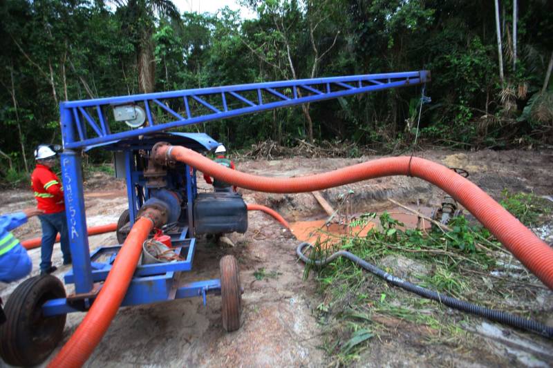 Iniciou neste sábado, 24, o prazo que o Governo do Estado deu para que a empresa de alumínio Hydro Alunorte adote procedimentos e mecanismos seguros ambientalmente, a fim de que as bacias de resíduos da empresa baixem os níveis em pelo menos um metro – o que é definido tecnicamente como padrão de segurança com comprovação permanente da redução e manutenção dos níveis. Uma equipe de fiscalização da Secretaria de Estado de Meio Ambiente e Sustentabilidade (Semas) está no município para fazer o monitoramento dos níveis das bacias do sistema de tratamento dos rejeitos da Bauxita. "Vamos montar equipes para, de duas em duas horas, avaliar o nível das bacias. Em caso de chuva o monitoramento será feito de uma em uma hora", explicou Rejiane Santos, geóloga da Diretoria de Licenciamento Ambiental da Semas.
FOTO: IGOR BRANDÃO / AG PARÁ
DATA: 24.02.2018
BELÉM - PARÁ
<div class='credito_fotos'>Foto: IGOR BRANDÃO / AG. PARÁ | <a href='/midias/2018/originais/31d6a92b-42e4-4755-8013-9570b7dd1935.jpg' download><i class='fa-solid fa-download'></i> Download</a></div>