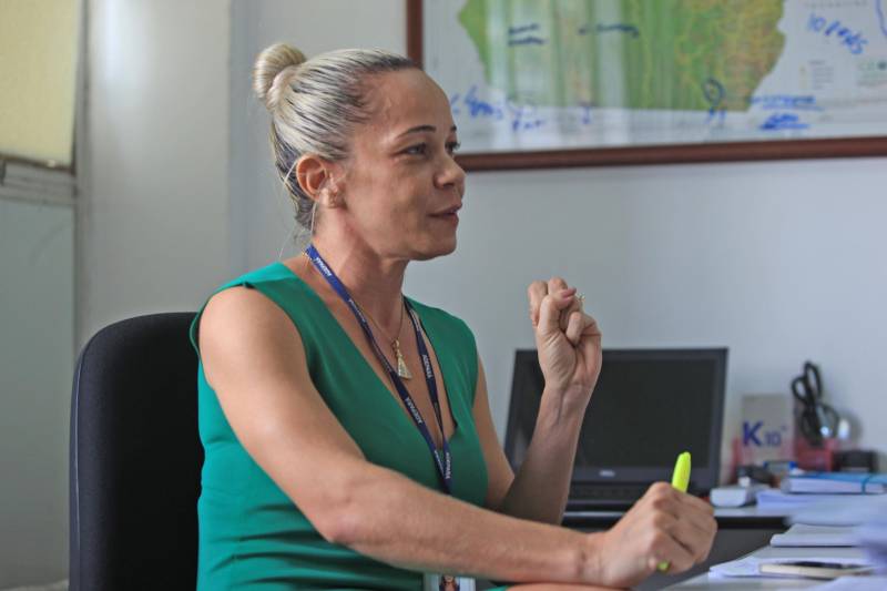 Equipes estão em campo com ações de controle e prevenção da doença junto aos produtores rurais da região atingida em um raio de 12 quilômetros a partir do foco da doença. O Programa Estadual de Controle da Raiva de Herbívoros (PECRH) atua no controle da ocorrência da doença em animais de interesse produtivo, tendo como objetivo reduzir a prevalência da doença na população de herbívoros domésticos. A gerente do Programa, Arlinéia Rodrigues (foto), explica que a Adepará trabalha no combate a raiva de herbívoros. No caso das ações no Marajó, a Agência dá apoio na área externa ao foco da doença, na comunidade de Rio Laguna, realizando a captura de morcegos em conjunto com a equipe da Sespa.
FOTO: RODOLFO OLIVEIRA / AG. PARÁ
DATA: 17.05.2018
BELÉM - PARÁ <div class='credito_fotos'>Foto: Rodolfo Oliveira/Ag. Pará | <a href='/midias/2018/originais/31da6251-811d-45a1-a6b9-e4e3daa747b8.jpg' download><i class='fa-solid fa-download'></i> Download</a></div>
