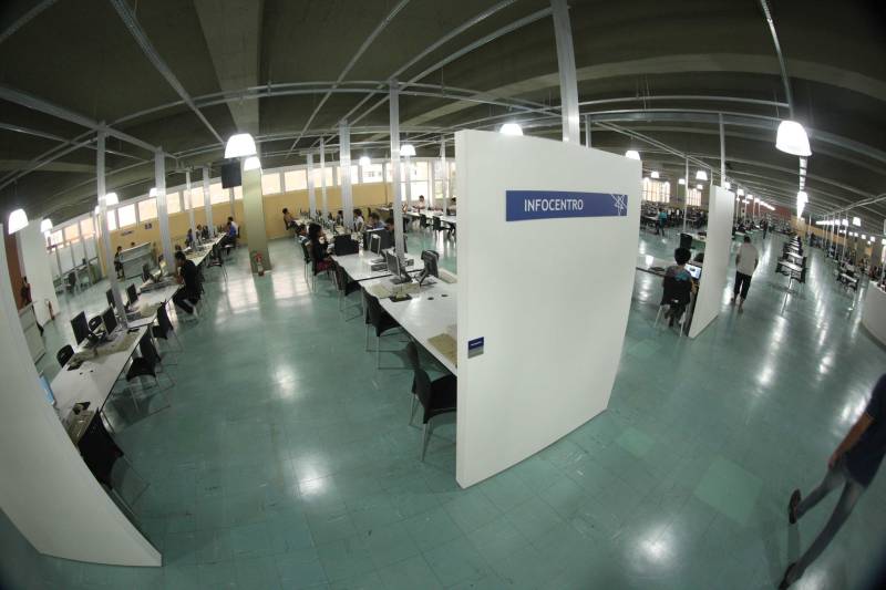 Ao entrar na Biblioteca Arthur Viana, localizada no Centro Cultural e Turístico Tancredo Neves (Centur), é possível visualizar e sentir as diferenças logo ao chegar. O espaço, que desde 2015 passava por reformas, está completamente pronto para sua reinauguração, que deve acontecer já na próxima semana. Iluminação adequada, climatização renovada, mudança de estantes e outros móveis que contribuíram para a ampliação do espaço, além de um verdadeiro upgrade em diversos espaços de convivência, serviços e estudos, trouxeram novos ares a centenária biblioteca.
FOTO: THIAGO GOMES / AG. PARÁ
DATA: 27.04.2018
BELÉM - PARÁ <div class='credito_fotos'>Foto: Thiago Gomes /Ag. Pará | <a href='/midias/2018/originais/31dcd9ed-4baf-4645-b603-a5d63a233a41.jpg' download><i class='fa-solid fa-download'></i> Download</a></div>
