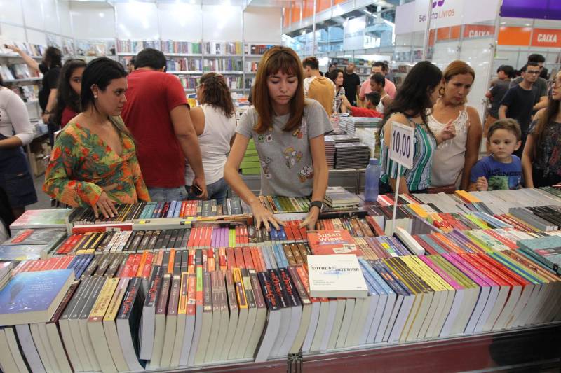 Corredores do Hangar Centro de Convenções durante a XXII Feira Pan-Amazônica do Livro, que começou neste sábado (2), em Belém. Um grande público compareceu ao segundo dia da feira, aproveitando as atrações culturais e as exposições nos estandes de livros na tarde de domingo.
FOTO: CRISTINO MARTINS / AG. PARÁ
DATA: 03.06.2018
BELÉM - PARÁ <div class='credito_fotos'>Foto: Cristino Martins/Ag. Pará | <a href='/midias/2018/originais/31face8d-cf12-4f09-b232-850ffdc984c0.jpg' download><i class='fa-solid fa-download'></i> Download</a></div>