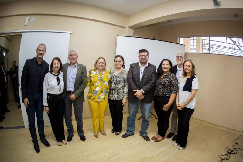 A Universidade do Estado do Pará (Uepa) entregou, na sexta-feira, 13, as novas instalações do Centro Especializado em Reabilitação (CER II), que fica localizado na Unidade de Ensino-Assistência de Fisioterapia e Terapia Ocupacional (Ueafto), no Centro de Ciências Biológicas e da Saúde (CCBS), na travessa Perebebuí, 2.623, em Belém. O novo espaço é um prédio de dois andares que conta com cinco consultórios, uma sala de integração sensorial, uma sala de fisioterapia neuro-pediatra e outra sala para terapia ocupacional neuro-pediatra.
FOTO: NAILANA THIELY / ASCOM UEPA
DATA: 13.04.2018
BELÉM - PARÁ <div class='credito_fotos'>Foto: Nailana Thiely / Ascom Uepa | <a href='/midias/2018/originais/31fcbf42-70bf-4dbb-8007-5d8f5c27d361.jpg' download><i class='fa-solid fa-download'></i> Download</a></div>