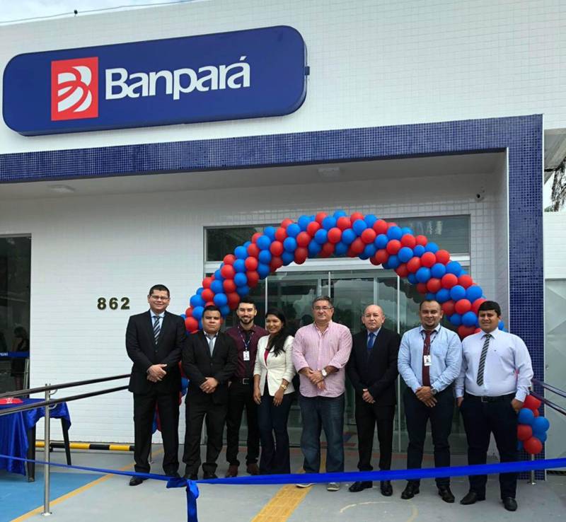 Os moradores de Oeiras do Pará contam agora com uma moderna agência do Banpará. O Banco, pioneiro no município localizado no Arquipélago do Marajó, foi inaugurado na manhã desta quarta-feira (12). Com essa nova agência, o Banpará passa a cobrir 100, dos 144 municípios do Estado, levando cada vez mais acesso aos serviços bancários as comunidades mais distantes da Capital paraense.

FOTO: ASCOM BANPARÁ
DATA: 12.12.2018
OEIRAS DO PARÁ <div class='credito_fotos'>Foto: Ascom Banpará   |   <a href='/midias/2018/originais/3200bb07-45a0-4604-bec5-3acd32c060c2.jpg' download><i class='fa-solid fa-download'></i> Download</a></div>