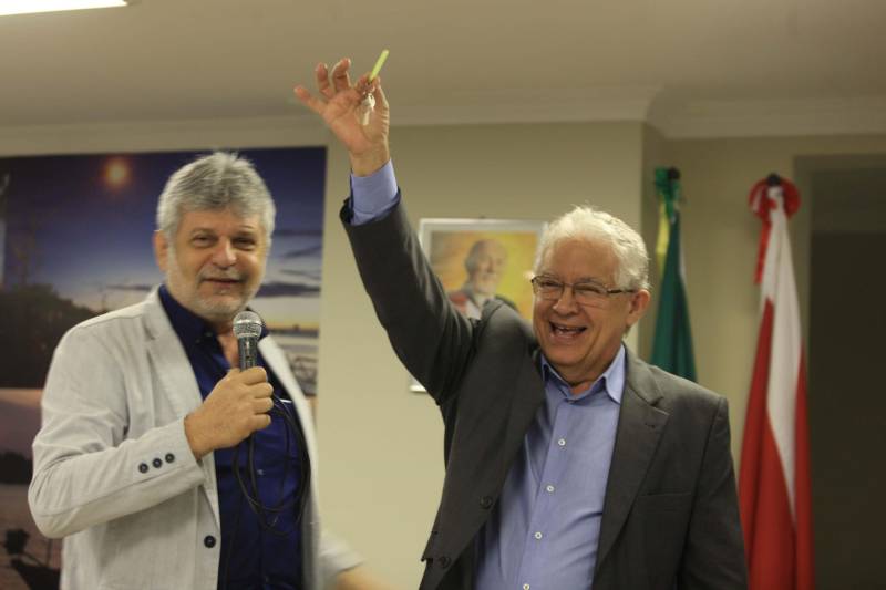 Dezenas de funcionários participaram da posse do novo Chefe da Casa Civil da Governadoria na manhã desta quarta-feira (16), no auditório da sede da Casa, em Belém. Adenauer Marinho de Oliveira Góes (d) deixa a vaga de Secretário de Estado de Turismo e assume o cargo que era ocupado por José Megale Filho (e). A Decisão foi publicada no Diário Oficial do Estado (DOE) da última terça (15). José Megale, agora no cargo de diretor de Núcleo da Casa Civil, agradeceu pelos três anos que esteve à frente do órgão e destacou o significativo currículo do novo chefe. “Gostaria de agradecer a oportunidade, a parceria, e acima de tudo por estarmos aqui. É sempre bom aceitar novos desafios, e o momento que vivi aqui foi extraordinário, pois não conheço outra equipe com o nível de comprometimento tão grande quanto esta equipe da Casa Civil. O que trouxe o Adenauer aqui foi a sua experiência, além do seu comprometimento. Tenho certeza que o governador foi muito feliz em decidir pela sua nomeação”, disse o ex-chefe da Casa Civil.
FOTO: RODOLFO OLIVEIRA / AG. PARÁ
DATA: 16.05.2018
BELÉM - PARÁ <div class='credito_fotos'>Foto: Rodolfo Oliveira/Ag. Pará | <a href='/midias/2018/originais/321a1472-1b65-4047-bb70-798345e14548.jpg' download><i class='fa-solid fa-download'></i> Download</a></div>