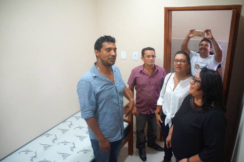 O delegado geral da Polícia Civil do Pará, Rilmar Firmino, esteve, nesta quinta-feira, dia 1º de março, em Colares, no nordeste do Estado, onde, junto com delegados e representantes do município, visitou as novas instalações da delegacia de Polícia Civil do município.
FOTO: ASCOM POLÍCIA CIVIL
DATA: 01.03.2018
COLARES - PARÁ <div class='credito_fotos'>Foto: Ascom Polícia Civil | <a href='/midias/2018/originais/32213cba-f27f-4797-ab61-8dfe697f999b.jpg' download><i class='fa-solid fa-download'></i> Download</a></div>