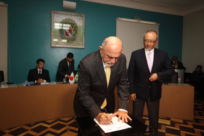 Governo do Estado, Agência de Cooperação Internacional do Japão (Jica) e Embaixada do Japão no Brasil assinaram (foto) no final da tarde desta sexta-feira a Ordem de Serviço que marca que marca o início das obras na Rodovia BR-316. As obras iniciam já na próxima segunda-feira.Com projeto arrojado, que trará grande reforma estrutural para a entrada da capital paraense, desde a rede de drenagem, até os chamados retoques finos, como paisagismo e moderna rede de iluminação pública em LED, abrange os municípios de Belém, Ananindeua e Marituba, em 10,8 km de extensão. As obras de reconstrução e requalificação incluem pistas com três faixas de rolagem nos dois sentidos, com pavimento flexível, uma faixa (em cada sentido) exclusiva para o BRT Metropolitano, duas ciclovias bidirecionais, gramado próximo à ciclovia para arborização, dois passeios para circulação de pedestres com 2,5m de largura, faixa de piso tátil e rampas de acessibilidade, de acordo com a legislação vigente, além de mobiliário urbano (bancos, lixeiras e abrigos em paradas de ônibus convencionais).

FOTO: SIDNEY OLIVEIRA / AG. PARÁ
DATA: 07.12.2018
BELÉM - PARÁ <div class='credito_fotos'>Foto: Sidney Oliveira/Ag. Pará   |   <a href='/midias/2018/originais/3224ba8c-de80-4630-a5a6-3df2eeb57ead.jpg' download><i class='fa-solid fa-download'></i> Download</a></div>