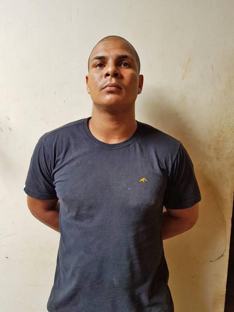 As Polícias Civil e Militar intensificaram as operações de prevenção e combate ao crime em Santa Izabel do Pará, na Região Metropolitana de Belém (RMB). Durante as ações policiais realizadas nos últimos dias, seis pessoas foram presas em flagrante. Cinco delas envolvidas em tráfico de drogas. Outra pessoa foi presa após tentar cometer homicídio na região. Além dos presos, drogas foram apreendidas. As operações também foram responsáveis pela fiscalização de bares e festas dançantes na cidade. O balanço foi divulgado nesta sexta-feira, 11. De acordo com o delegado Augusto Damasceno, titular da Seccional de Santa Izabel do Pará, as operações contaram com parceria do Departamento Municipal de Trânsito para realização de abordagens e fiscalização de estabelecimentos na cidade. "Vários veículos foram fiscalizados. Onze bares foram fiscalizados. Três bares foram fechados por não estarem legalizados. Foi fechada uma festa dançante que ocorria na Vila de Americano, porque o estabelecimento não possuía condições de segurança. Duas adolescentes foram encontradas no local", detalha o delegado. O Conselho Tutelar de Santa Izabel do Pará foi acionado e o responsável pelo evento foi conduzido para a Seccional de Polícia. Na foto, o acusado Luiz Felipe.
FOTO: ASCOM / POLÍCIA CIVIL
DATA: 11.05.2018
SANTA IZABEL- PARÁ <div class='credito_fotos'>Foto: Ascom / Polícia Civil | <a href='/midias/2018/originais/322f256e-72be-47b5-a323-43147253a342.jpg' download><i class='fa-solid fa-download'></i> Download</a></div>