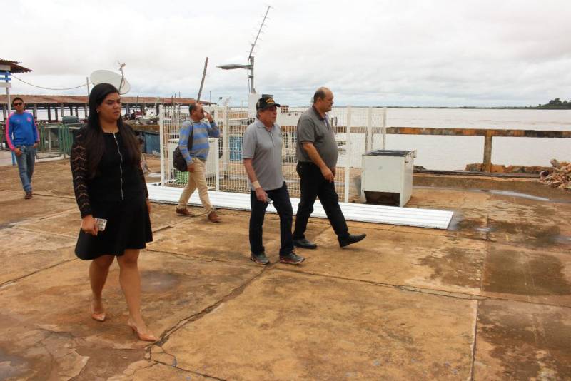 O presidente da Companhia de Portos e Hidrovias do Pará (CPH), Alexandre Von (d), vistoriou na tarde desta quarta-feira (21), a obra do terminal hidroviário do município de Almeirim, na região oeste do estado. A nova estrutura portuária vai organizar o transporte de cargas e passageiros e contribuir para dinamizar a economia do município de 33.195 habitantes.
FOTO: SAMUEL ALVARENGA / SECOM
DATA: 21.02.2018
ALMEIRIM - PARÁ <div class='credito_fotos'>Foto: Samuel Alvarenga / Secom | <a href='/midias/2018/originais/3231b38e-46c6-4635-a8ca-dd37788c383d.jpg' download><i class='fa-solid fa-download'></i> Download</a></div>