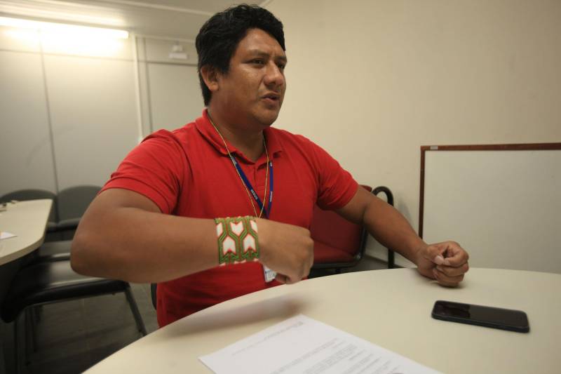 Entre o conjunto de políticas públicas hoje acessíveis aos índios, a educação é basilar. Com ensino médio implantado em diversas comunidades, entre elas Tembé e Gavião, e um curso de nível superior, o Pará promoveu avanços históricos para a comunidade indígena. “São conquistas do movimento, evidenciadas e também impulsionadas pela semana de São Félix, mas precisamos avançar mais. Hoje já temos acesso a muitas políticas públicas que antes nos eram negadas, graças ao trabalho comprometido do governo do Estado e à força do índio na sociedade”, reconhece Mydjere Kayapó, coordenador de Educação Indígena da Secretaria de Estado de Educação (Seduc). Hoje, o Estado atende quatro mil índios no ensino médio, nas modalidades regular e modular. Durante a Semana dos Povos Indígenas, Mydjere Kayapó vai fazer um apanhado da política de educação indígena no Estado e responder às demandas apresentadas pelos povos, entre elas a implantação da Educação de Jovens e Adultos (EJA) e o projeto Mundiar, que combate a evasão escolar e trabalha para diminuir a chamada distorção de idade e série. “É pela educação que vamos fincar mais bandeiras em espaços da sociedade”, afirma.
FOTO: CARLO SODRÉ / AG. PARÁ
DATA: 09.04.2018
BELÉM - PARÁ <div class='credito_fotos'>Foto: Carlos Sodré/Agência Pará | <a href='/midias/2018/originais/323696e3-c962-4ace-9c95-9eff7c194dd2.jpg' download><i class='fa-solid fa-download'></i> Download</a></div>