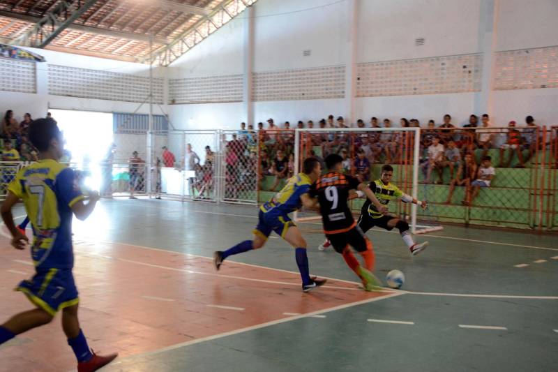 As escolas estaduais dos municípios de Vigia, Augusto Corrêa e Benevides venceram a primeira regional dos Jogos Estudantis Paraenses (Jeps), que chegou ao fim neste sábado, 5, em Vigia de Nazaré, no nordeste paraense, após cinco dias de competição. As vagas no Handebol Masculino e Feminino B (atletas de 15 a 17 anos) ficaram com as escolas de Vigia: Escola Técnica de Vigia (EETEPA) e Escola Estadual Bertoldo Nunes, respectivamente. Também no Handebol Feminino, categoria A (12 a 14 anos), a vitória foi da Escola Barão do Guajará, de Vigia. Os Jeps ocorrem há 60 anos por iniciativa do Governo do Estado por meio do Núcleo de Esporte e Lazer (NEL) da Secretaria de Estado de Educação (Seduc), com apoio das prefeituras municipais.
FOTO: FERNANDO NOBRE / ASCOM SEDUC
DATA: 05.05.2018
VIGIA - PARÁ <div class='credito_fotos'>Foto: FERNANDO NOBRE/ASCOM SEDUC | <a href='/midias/2018/originais/32400ae8-a000-47de-8242-bf90e39e8b2b.jpg' download><i class='fa-solid fa-download'></i> Download</a></div>