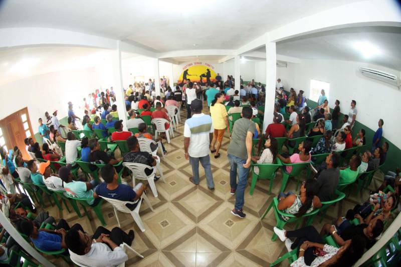 O governo do Pará dá seguimento às ações de reconhecimento de propriedade de terras em todas as regiões do Estado com a entrega, na manhã desta sexta-feira (16), de 124 títulos para pequenos produtores rurais do município de Bujaru, no nordeste paraense. A cerimônia, realizada no Sindicato de Produtores Rurais do município, foi conduzida pelo governador Simão Jatene e contou com a presença de secretários de Estado, parlamentares, prefeitos e autoridades da região. Os documentos expedidos pelo Instituto de Terras do Pará (Iterpa) vão atender famílias que residem em 15 comunidades do município, entre elas a Jutai, Igarapezinho, Jabatiteua, Guajará-Miri, Guajará-Açu, Ramal do Puxador, Ramal do Caiti, Santa Maria, São Luiz, Cajuíra, entre outras localizadas ao longo da Rodovia PA-140, totalizando mais de 6 mil hectares de áreas tituladas.
FOTO: THIAGO GOMES / AG PARÁ
DATA: 16.02.2018
BUJARÚ - PARÁ <div class='credito_fotos'>Foto: Thiago Gomes /Ag. Pará | <a href='/midias/2018/originais/324ac3b4-516b-4c6f-abec-6ed010519f23.jpg' download><i class='fa-solid fa-download'></i> Download</a></div>