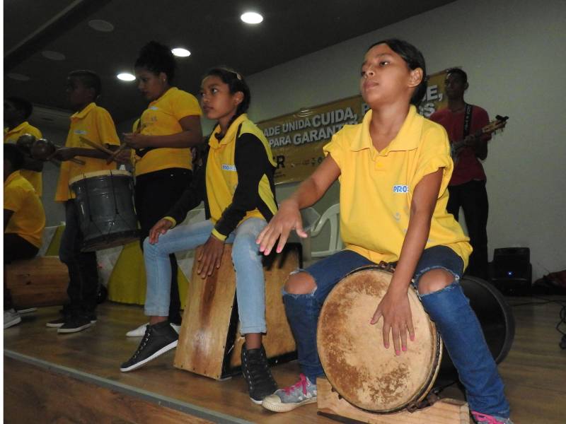 O município de Castanhal, na Região Metropolitana de Belém (RMB), recebeu nesta terça-feira (20) o Movimento pela Valorização do Estatuto da Criança e do Adolescente (Mover), que promove uma capacitação destinada a elaborar com órgãos do Executivo, Legislativo e Judiciário, além de representantes da sociedade civil, conselheiros tutelares e demais membros da rede de garantia de direitos da criança e adolescentes, ações e estratégias para o fortalecimento dos direitos de menores de 18 anos. O encontro será realizado até a próxima quinta-feira (22), das 09 às 17 h, no auditório da URE 8 (Unidade Regional de Educação).
FOTO: CARLOS SODRÉ / AG. PARÁ
DATA: 19.02.2018
CASTANHAL - PARÁ <div class='credito_fotos'>Foto: CARLOS SODRÉ / AG. PARÁ | <a href='/midias/2018/originais/324c6e75-c618-435a-9d33-5fe1db5dbc79.jpg' download><i class='fa-solid fa-download'></i> Download</a></div>
