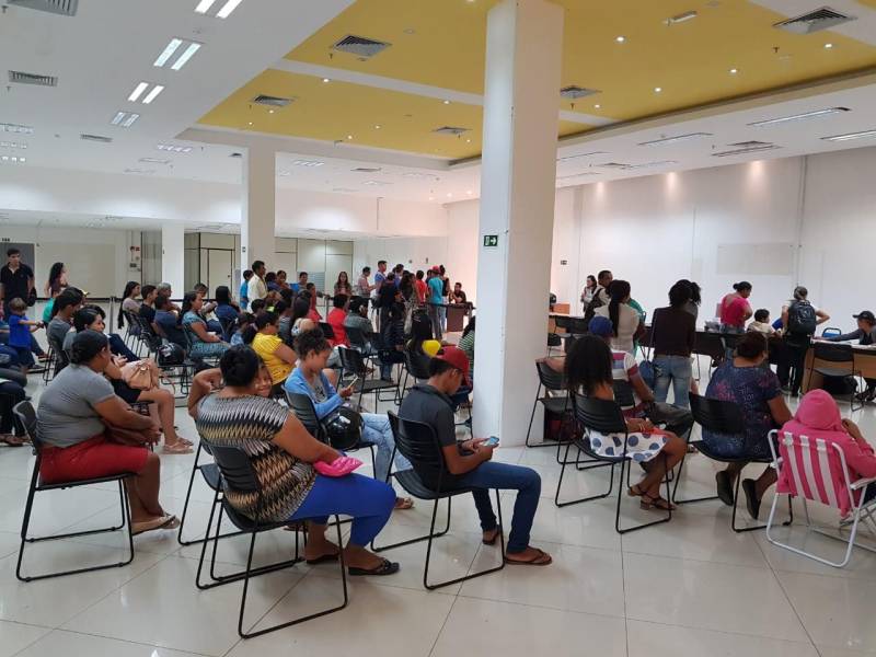 Diante da grande procura por emissão de carteira de identidade na Estação Cidadania Marabá, no sudeste paraense, a fila de espera para tirar o Registro Geral (RG) já previa atendimento até 2019. Para reduzir esse tempo de espera, a Polícia Civil do Pará começou nesta sexta-feira (23) a “Operação Polícia Cidadã”, no segundo piso do Shopping Center da sede municipal. O mutirão, que conta com 11 servidores da Secretaria de Estado de Segurança Pública e Defesa Social (Segup), prevê a emissão de 300 documentos por dia.
FOTO: KÉLIA SANTOS / ASCOM CRGSP
DATA: 23.03.2018
MARABÁ - PARÁ <div class='credito_fotos'>Foto: KÉLIA SANTOS / ASCOM CRGSP | <a href='/midias/2018/originais/32529ccc-2656-4325-b630-d1eb002ecc31.jpg' download><i class='fa-solid fa-download'></i> Download</a></div>