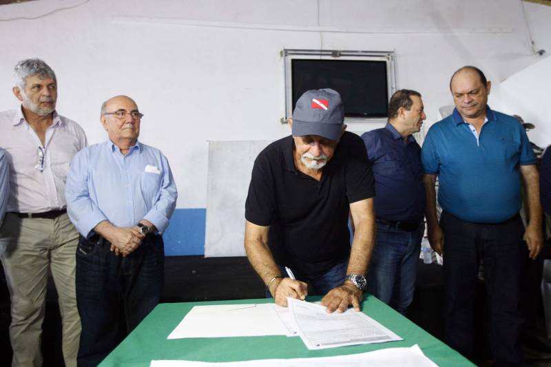 O distrito de Alter do Chão, destino turístico internacional onde fica a praia que já foi eleita a mais bonita do Brasil, recebe investimentos do governo do Estado nas áreas de infraestrutura e saneamento básico. O governador Simão Jatene (foto), que cumpre agenda em três municípios do oeste paraense nesta sexta-feira (9) e sábado (10), assinou nesta sexta a ordem de serviço que autoriza o início da construção do novo sistema de abastecimento de água da vila, localizada a cerca de 28 quilômetros de Santarém. Orçada em R$ 11 milhões, a obra vai levar água de qualidade aos mais de sete mil habitantes da comunidade. Com o novo sistema de captação e tratamento de água, a meta é alcançar 100% dos imóveis no distrito. Segundo o presidente da Companhia de Saneamento do Pará (Cosanpa), Cláudio Conde, a obra é uma implantação pioneira em Alter do Chão, já que será o primeiro sistema do tipo fora de um núcleo urbano. O contrato com a empresa executora foi assinado na quinta-feira (8). A previsão é que os trabalhos sejam iniciados imediatamente e concluídos no prazo de 18 meses.
FOTO: THIAGO GOMES / AG. PARÁ
DATA: 09.03.2018
SANTARÉM - PARÁ <div class='credito_fotos'>Foto: Thiago Gomes /Ag. Pará | <a href='/midias/2018/originais/32567366-d689-4695-9732-46c090fe900f.jpg' download><i class='fa-solid fa-download'></i> Download</a></div>