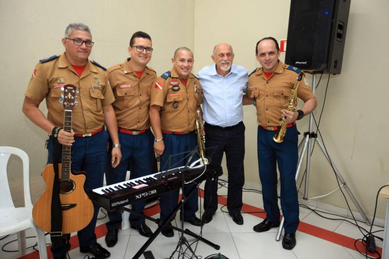 O governador Simão Jatene foi homenageado nesta sexta-feira, 14, com um café da manhã no Quartel do Corpo de Bombeiros Militar do Pará. A homenagem foi feita pela cúpula da Segurança Pública do Estado.

FOTO: MÁCIO FERREIRA / AG. PARÁ
DATA: 14.12.2018
BELÉM - PARÁ <div class='credito_fotos'>Foto: MÁCIO FERREIRA/ AG. PARÁ   |   <a href='/midias/2018/originais/32572279-1697-437c-b969-2fea3119b2e5.jpg' download><i class='fa-solid fa-download'></i> Download</a></div>