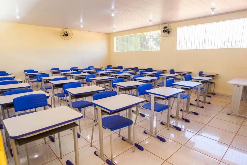 Aos poucos, a paisagem de Serra Pelada – que já foi o maior garimpo a céu aberto do planeta e hoje é distrito de Curionópolis, município do sudeste paraense - começa a se modificar. A poeira intensa, típica de estradas de chão, vai paulatinamente dando lugar à camada de asfalto, que pela primeira vez chega a Curiónópolis, conhecido mundialmente pela corrida do ouro e pelo formigueiro humano nos anos 1980, eternizado pelo olhar do fotógrafo Sebastião Salgado. O ouro não é mais explorado na região, mas Serra Pelada ainda é uma cidade de garimpeiros. São eles que residem e povoam as ruas, que parecem ter parado no tempo. Foram esses trabalhadores que fizeram a localidade crescer, que formaram famílias e criaram filhos nascidos no local, fincando raízes, criando identidade, sonhando com a volta da exploração do ouro, cada vez mais distante. Mas até esse cenário vem se transformando. Na foto, Escola Estadual de Ensino Médio Joaquina Diamantina.

FOTO: ASCOM / PREFEITURA DE CURIONÓPOLIS
DATA: 08.06.2018
CURIONÓPOLIS - PARÁ <div class='credito_fotos'>Foto: ASCOM / PREFEITURA DE CURIONÓPOLIS   |   <a href='/midias/2018/originais/32697dbf-d6da-4323-bf07-f182ba039a58.jpg' download><i class='fa-solid fa-download'></i> Download</a></div>