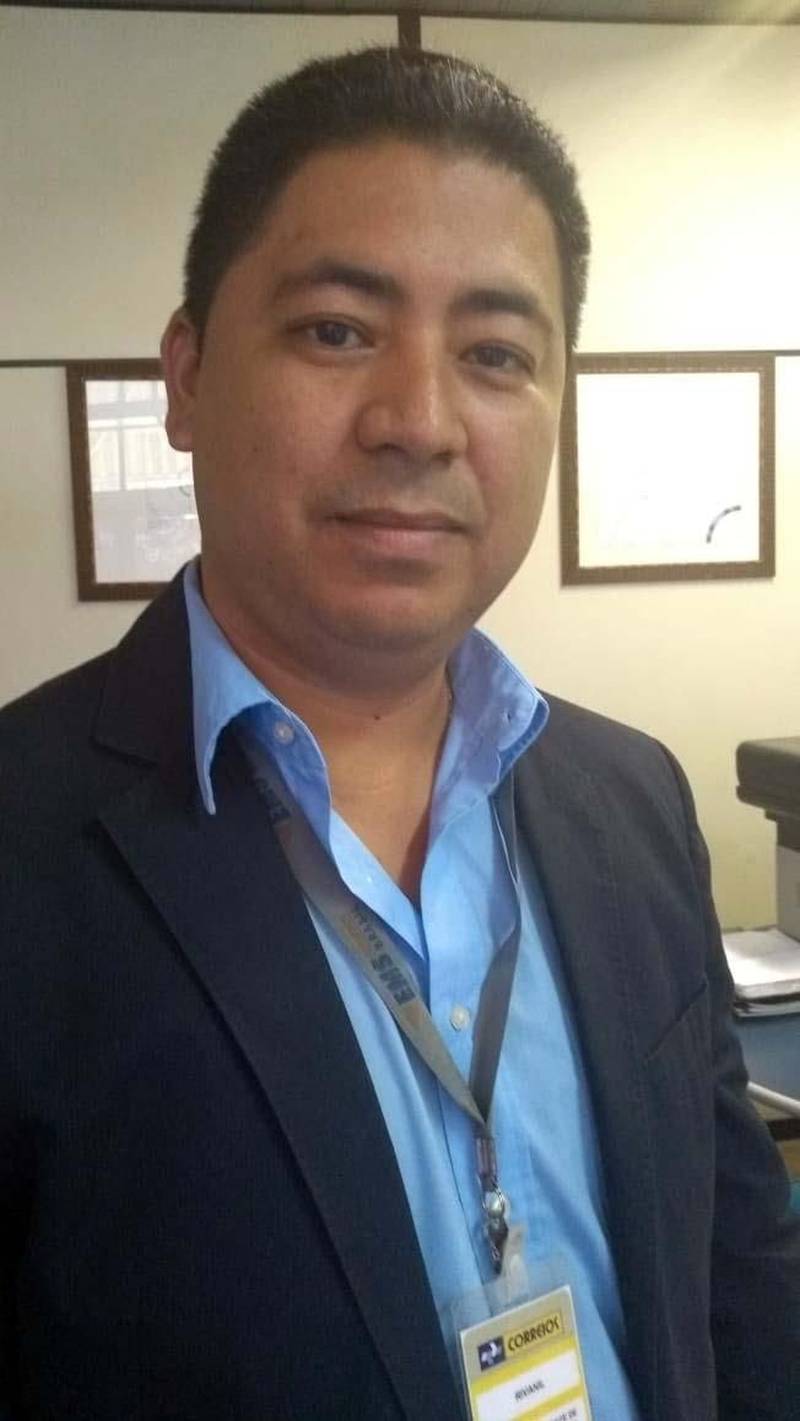 Os endereços residenciais incompletos ou insuficientes são as maiores causas de devolução de documentos pelos Correios de pessoas que procuram pelos serviços do Departamento de Trânsito do Estado do Pará. A constatação ocorreu durante uma reunião na manhã desta segunda-feira, 25, na sede do Detran em Belém. Convocada pela diretoria de Habilitação de Condutores e Registro de Veículos (DHCRCV), a reunião contou com a presença do gerente comercial da Empresa de Correios e Telégrafos (ECT), Rivanil Pires (foto) e do gerente de logística, Francisco Bispo. Na ocasião, o diretor da ECT disse que 229.556 documentos foram postados pelo Detran em maio deste ano e desse total apenas 1388 foram devolvidos ao órgão de trânsito. Mesmo se tratando de um número relativamente pequeno, menos de 1%, ele admitiu que se trata de um problema para autarquia por conta do acúmulo gerado a cada mês.
FOTO: ASCOM / DETRAN
DATA: 25.06.2018
BELÉM - PARÁ <div class='credito_fotos'>Foto: ASCOM DETRAN | <a href='/midias/2018/originais/3277f4e8-7003-476c-9a6d-009bb692101b.jpg' download><i class='fa-solid fa-download'></i> Download</a></div>