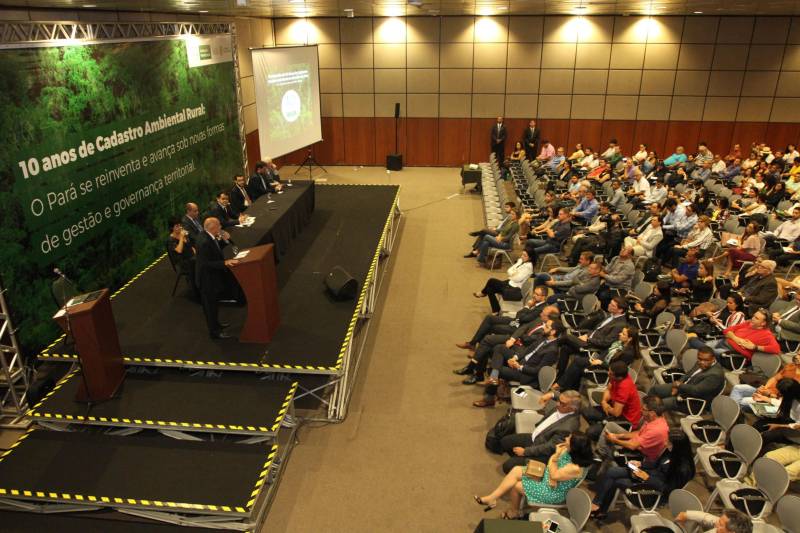 O governador Simão Jatene participou na manhã desta terça-feira, 27, da abertura do Seminário “Cadastro Ambiental Rural (CAR) 10 Anos: Avanços e Perspectivas”, promovido pela Secretaria de Meio Ambiente e Sustentabilidade (Semas), no Hangar – Centro de Convenções e Feiras da Amazônia. 

FOTO: CRISTINO MARTINS / AG. PARÁ
DATA: 27.11.2018
BELÉM - PARÁ <div class='credito_fotos'>Foto: Cristino Martins/Ag. Pará   |   <a href='/midias/2018/originais/327c41af-5530-42ff-9d70-8f2e2d6f934f.jpg' download><i class='fa-solid fa-download'></i> Download</a></div>