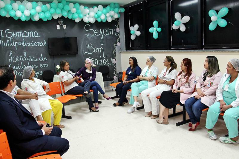 Até a próxima sexta-feira (25), os cuidados com crianças e adolescentes em tratamento no Hospital Oncológico Infantil Octávio Lobo, em Belém, serão enfatizados para os funcionários da unidade, durante a II Semana Multiprofissional. Com o tema “Linhas de Cuidados em Oncologia”, o evento deste ano terá uma programação interna com rodas de conversas (foto), reunindo profissionais para discutir a atuação de cada área e a importância do trabalho em equipe.

FOTO: ASCOM HOIOL
DATA: 23.05.2018
BELÉM - PARÁ <div class='credito_fotos'>Foto: ASCOM HOIOL   |   <a href='/midias/2018/originais/327f9c44-620b-4bbd-86e7-fb33bcd3eddb.jpg' download><i class='fa-solid fa-download'></i> Download</a></div>
