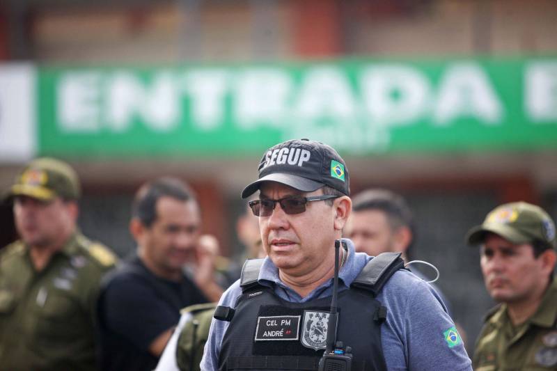 O jogo clássico entre Remo e Paysandu do próximo domingo, 01, pelo campeonato paraense de futebol terá uma ação de ordenamento por diversos órgãos ligados a segurança pública, municipal e estadual. A ação abrangerá a área ao entorno do Estádio Olímpico do Pará. A Secretaria de Estado de Segurança Pública e Defesa Social (Segup) coordenará as ações. A operação denominada “Mangueirão” prevê a delimitação de atuação de vendedores ambulantes, proibição de veículos com sons automotivos ao redor do estádio, não permissão de barracas irregulares, seis pontos de bloqueios e dois para o ingresso de comerciantes e orientações. Haverá ainda delimitação de uma área de escape para o trânsito de veículos, caso ocorra alguma emergência. Na foto, o secretário Adjunto de Gestão Operacional da Segup, Coronel André Cunha.
FOTO: MARCELO LELIS / AG. PARÁ
DATA: 29.03.2018
BELÉM - PARÁ <div class='credito_fotos'>Foto: Marcelo Lelis / Ag. Pará | <a href='/midias/2018/originais/3284fac5-f64c-4186-82c4-5342c93c7f24.jpg' download><i class='fa-solid fa-download'></i> Download</a></div>