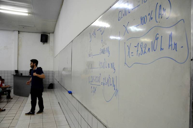 Sucesso não é só o nome do colégio que reuniu mais de 500 alunos da rede pública na última quarta-feira (7), para revisarem o conteúdo para a segunda fase do Enem. É o que todos eles querem alcançar após a prova do domingo, dia 11. Para isso, os estudantes precisam conseguir bom desempenho diante das 90 questões entre Ciências da Natureza e Matemática. Dicas importantes como as do Thiago Vilhena (foto), monitor de matemática.
FOTO: FERNANDO NOBRE / ASCOM SEDUC
DATA: 09.11.2018
BELÉM - PARÁ <div class='credito_fotos'>Foto: FERNANDO NOBRE/ASCOM SEDUC | <a href='/midias/2018/originais/3285eb09-83e8-49b9-9796-4804924f9f85.jpg' download><i class='fa-solid fa-download'></i> Download</a></div>