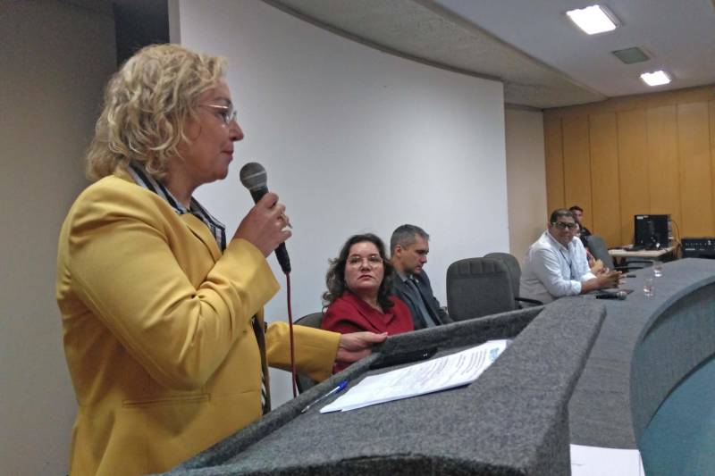 Sessenta e seis alunos da terceira e quarta turmas do curso Técnico em Secretaria Escolar foram certificados na manhã desta segunda-feira, em Belém. A formação foi oferecida pelo Governo do Estado, por meio do Instituto de Formação Profissional e Superior (Iseg) e da Escola de Governança Pública do Estado (EGPA). A cerimônia ocorreu no auditório da autarquia e contou com a presença da secretária de estado de administração, Alice Viana (foto), que representou o governador Simão Jatene.
FOTO: ASCOM / EGPA
DATA: 26.03.2018
BELÉM - PARÁ <div class='credito_fotos'>Foto: ASCOM EGPA | <a href='/midias/2018/originais/3296fe2e-1a71-40f9-aae1-f76f4570afbe.jpg' download><i class='fa-solid fa-download'></i> Download</a></div>