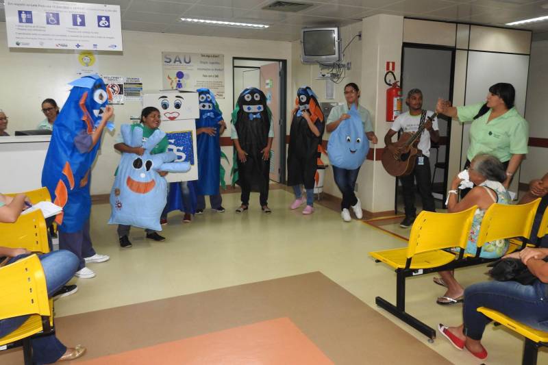 Nas vozes de colaboradores de vários setores, a música “Despacito” se transformou na paródia “É facinho”. A canção foi apresentada para colaboradores, pacientes e acompanhantes durante ação da campanha de Higienização das Mãos, promovida pelo Serviço de Controle de Infecção Hospitalar (SCIH) do Hospital Regional Público da Transamazônica (HRPT), gerido pela Pró-Saúde Associação de Assistência Social e Hospitalar, em Altamira (PA).

FOTO: ASCOM HRPT
DATA: 29.11.2018
ALTAMIRA - PARÁ <div class='credito_fotos'>Foto: ASCOM HRPT   |   <a href='/midias/2018/originais/3297cacd-6d61-47ba-80a6-f19868fb613c.jpg' download><i class='fa-solid fa-download'></i> Download</a></div>