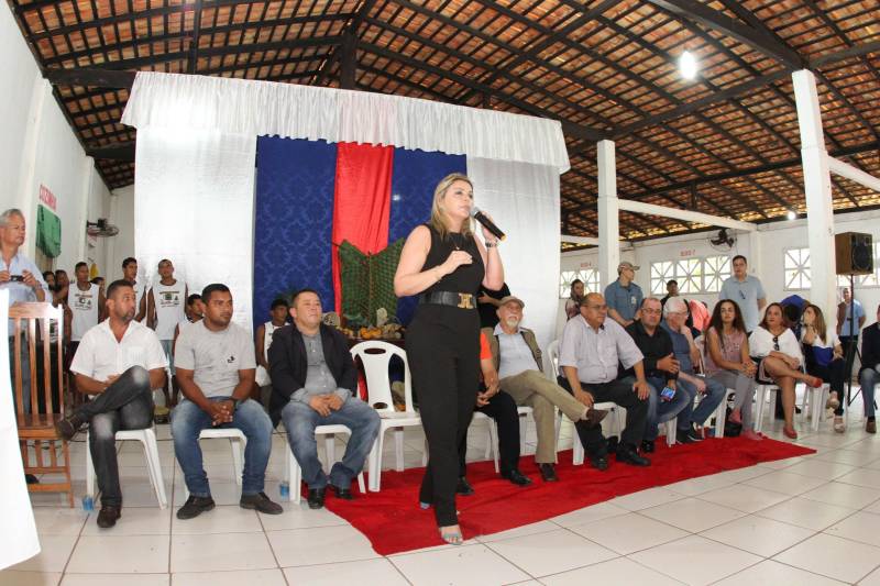 Cento e dezoito famílias da comunidade quilombola do Caeté, no município de Abaetetuba, no nordeste do Estado, foram beneficiadas com um título coletivo de terra. Com o documento, o Governo do Estado, por meio do Instituto de Terras do Pará (Iterpa), reconhece o direito de uma população que há décadas ocupa e trabalha na área. A cerimônia de entrega ocorreu na manhã deste sábado (24), no Centro Comunitário, e contou com a participação do governador Simão Jatene. A área titulada corresponde a cerca de 1.400 hectares. Agora, devidamente respaldadas, as famílias poderão ter acesso a empréstimos, políticas públicas, entre outros benefícios que possibilitam o desenvolvimento da sua produção e a continuidade de suas tradições. “Com o documento de terra a comunidade passa a ter segurança jurídica e acesso a créditos, financiamentos e outros benefícios que antes não lhes era permitido. Além disso, agora eles poderão produzir com mais segurança, mantendo a terra entre as futuras gerações”, afirmou o governador Simão Jatene. Na foto, a deputada estadual Cilene Couto.
FOTO: CRISTINO MARTINS / AG. PARÁ
DATA: 24.03.2018
ABAETETUBA - PARÁ
<div class='credito_fotos'>Foto: Cristino Martins/Ag. Pará | <a href='/midias/2018/originais/32a38716-1510-4a04-88ae-75b9a7724386.jpg' download><i class='fa-solid fa-download'></i> Download</a></div>