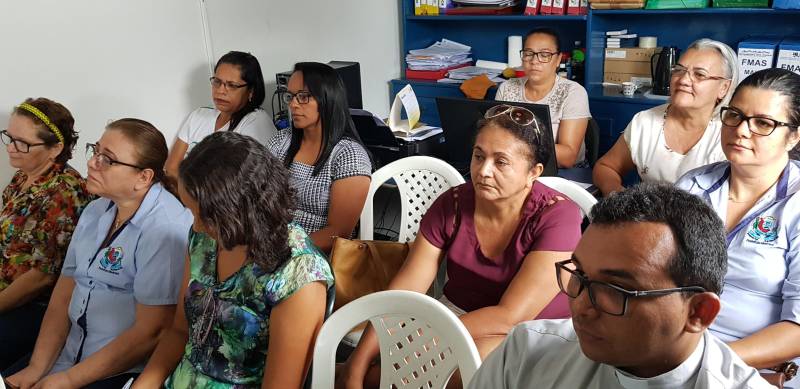 Na quarta-feira (7), a reunião do Fórum foi realizada em Rondon do Pará (foto). No município, representantes dos poderes públicos locais e integrantes de movimentos sociais montaram as câmaras temáticas, que devem se reunir na próxima quinzena. Para a moradora Evenize Cintra, a sociedade civil está voltando a ser vista com outros olhos. “Eu fiquei maravilhada com o projeto porque a gente viu que a sociedade foi enxergada, consequentemente ela mobiliza a gestão em si. Quando eu li a lei (da Socioeconomia) deu um novo ânimo”, ressaltou.
´
FOTO: ASCOM / CRGSP
DATA: 07.11.2018
RONDON DO PARÁ - PARÁ <div class='credito_fotos'>Foto: ASCOM CRGSP | <a href='/midias/2018/originais/32a563f4-bc40-4d00-a6b8-aafeb8785096.jpg' download><i class='fa-solid fa-download'></i> Download</a></div>