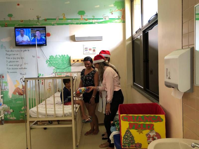 O Grupo de Trabalho de Humanização (GTH) do Hospital Geral de Tailândia (HGT) encerrou mais uma edição da campanha “Doe brinquedo e faça uma criança feliz”, com distribuição de brinquedos novos para crianças internadas e em atendimento no hospital (foto), antecipando o Natal dessas famílias também com entrega de cestas natalinas. Os donativos foram arrecadados entre os colaboradores e comerciantes da cidade. As ações de Natal foram realizadas ao longo do mês de dezembro. Entre elas, a colaboração ao Projeto ‘Padrinho Solidário’, que atende cartas com pedidos de presentes de Natal feito por 70 alunos da Escola José Alfredo de Souza, localizada no bairro de Fátima. Houve ainda apresentação de peça teatral e muitas brincadeiras.

FOTO: ASCOM / HGT TAILÂNDIA
DATA: 24.12.2018
TAILÂNDIA - PARÁ <div class='credito_fotos'>Foto: ASCOM HGT TAILÂNDIA   |   <a href='/midias/2018/originais/32a80a95-d3c5-4622-8390-201bff58c4b1.jpg' download><i class='fa-solid fa-download'></i> Download</a></div>