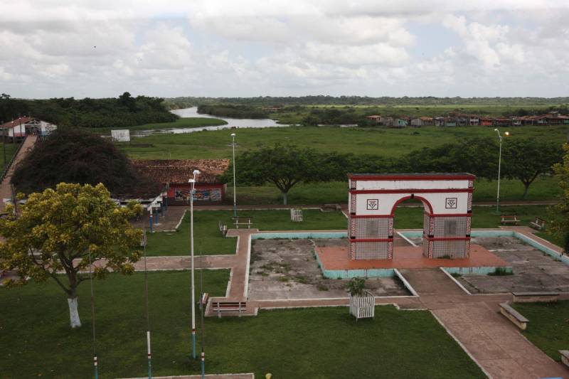 Inspiração para o livro "Chove nos Campos de Cachoeira" do escritor Dalcídio Jurandir, a bela cidade de Cachoeira do Arari, no arquipélago do Marajó, celebrará 185 anos de emancipação política, no próximo dia 10 de maio. Dalcídio morou toda a sua infância no município. A cidade também é o berço de uma das maiores cantoras e compositoras da música paraense, Dona Onete. Esses são alguns detalhes do município, que terá várias ações sociais, cívicas, esportivas e shows culturais, nas comemorações da data de aniversário. A programação se inicia na noite desta terça-feira (08), com a apresentação da banda “Gilmarajoara Bruno Saudade e Cia”. A partir de amanhã, serão ofertados serviços de emissão de documentos, exames de sangue, corte de cabelo, manicure e pedicure, atendimento preventivo odontológico de crianças e até doação de prêmios serão ofertados à população. Os embalos musicais continuam até quinta-feira, 10, com as bandas “Quero Mais”, “Bruno e Trio”, além de muitos grupos locais.
FOTO: ELISEU DIAS / ARQUIVO AG. PARÁ
DATA: 13.03.2013
CACHOEIRA DO ARARI - PARÁ <div class='credito_fotos'>Foto: Agência Pará | <a href='/midias/2018/originais/32aca134-0b0f-46e7-a6f0-7c7ceaeee8d1.jpg' download><i class='fa-solid fa-download'></i> Download</a></div>