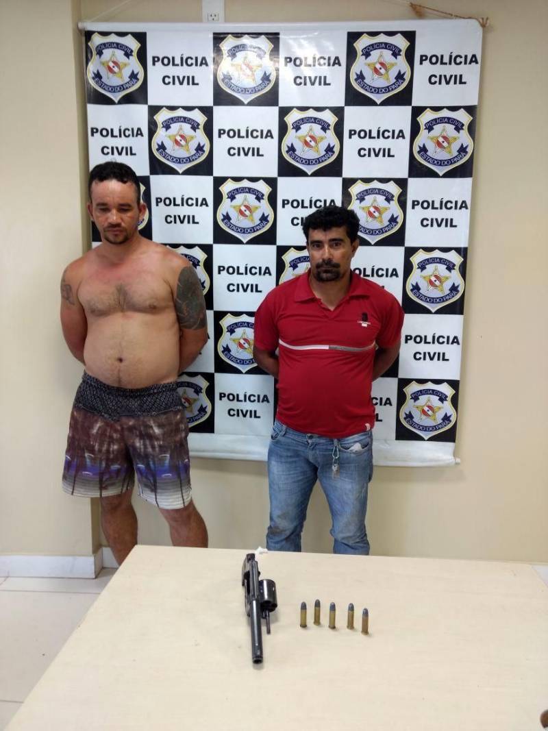 A Polícia Civil prendeu em flagrante nesta quarta-feira (7), em Abaetetuba, município do nordeste paraense, Everaldo Cardoso Lobato (e) e João Batista Alves dos Santos (d), acusados de roubar 19 caixas de cigarros transportadas em um veículo da empresa Souza Cruz. O assalto ocorreu na Vila de Caripi, em Barcarena, próximo à Abaetetuba. No final da manhã, três homens armados renderam o motorista que estava acompanhado de outro funcionário da empresa. O condutor foi obrigado a parar na estrada, mediante ameaças e agressões.
FOTO: ASCOM / POLÍCIA CIVIL
DATA: 07.02.2018
ABAETETUBA - PARÁ
<div class='credito_fotos'>Foto: Ascom / Polícia Civil | <a href='/midias/2018/originais/32add72f-14a8-489c-a37f-170219651671.jpg' download><i class='fa-solid fa-download'></i> Download</a></div>